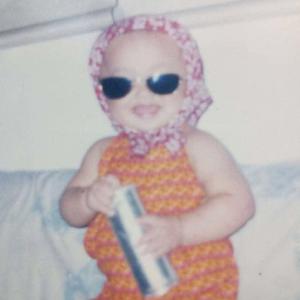 他用手抓着我的大奶子,一手摸着我的逼逼
